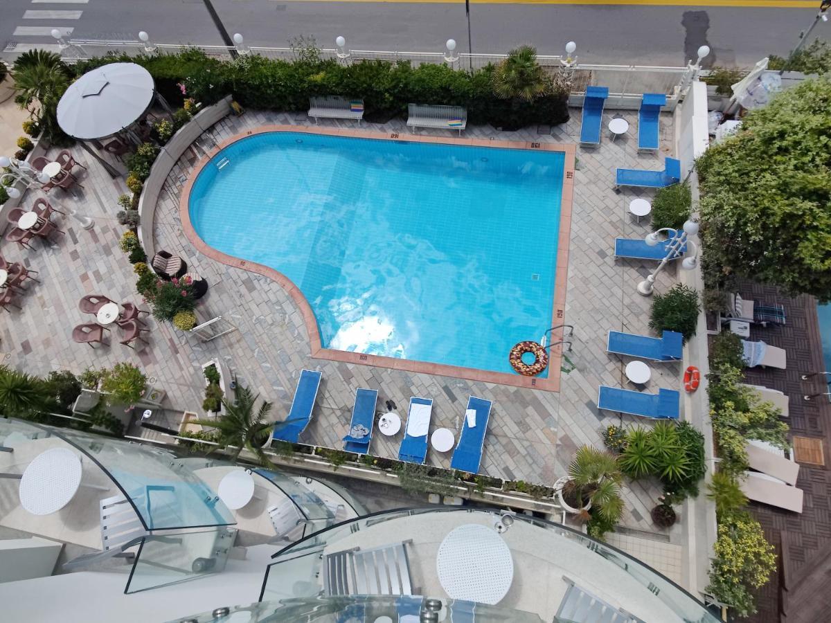 Hotel Ambassador Rimini Bagian luar foto