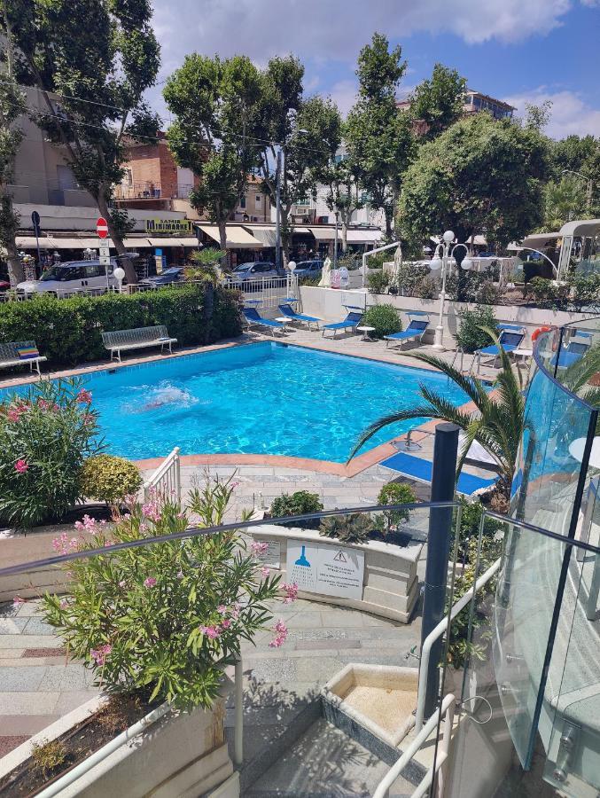 Hotel Ambassador Rimini Bagian luar foto