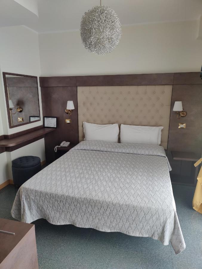 Hotel Ambassador Rimini Bagian luar foto