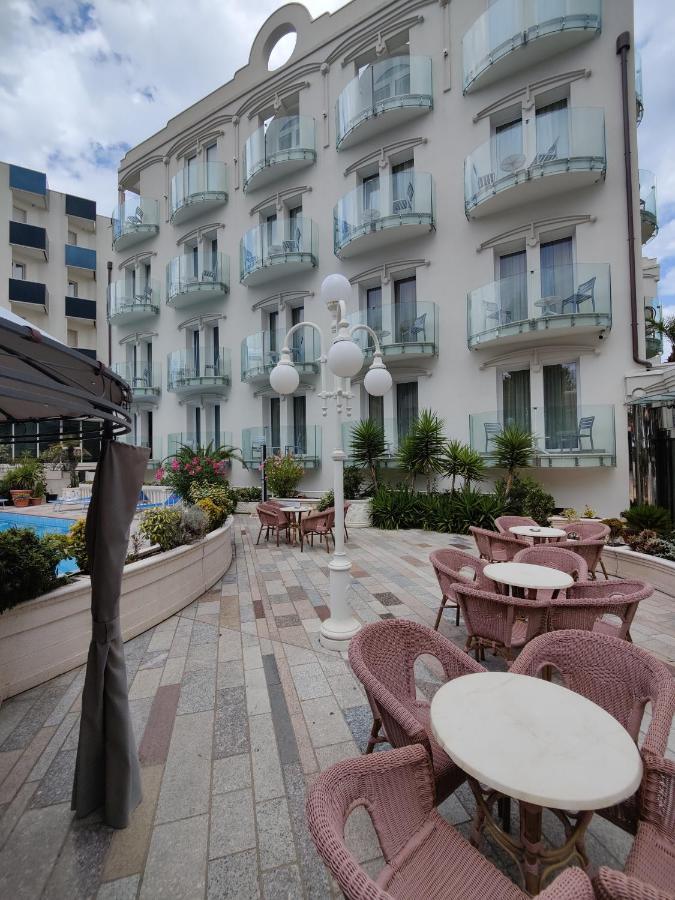 Hotel Ambassador Rimini Bagian luar foto