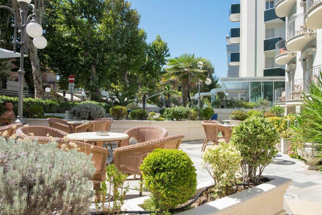 Hotel Ambassador Rimini Bagian luar foto