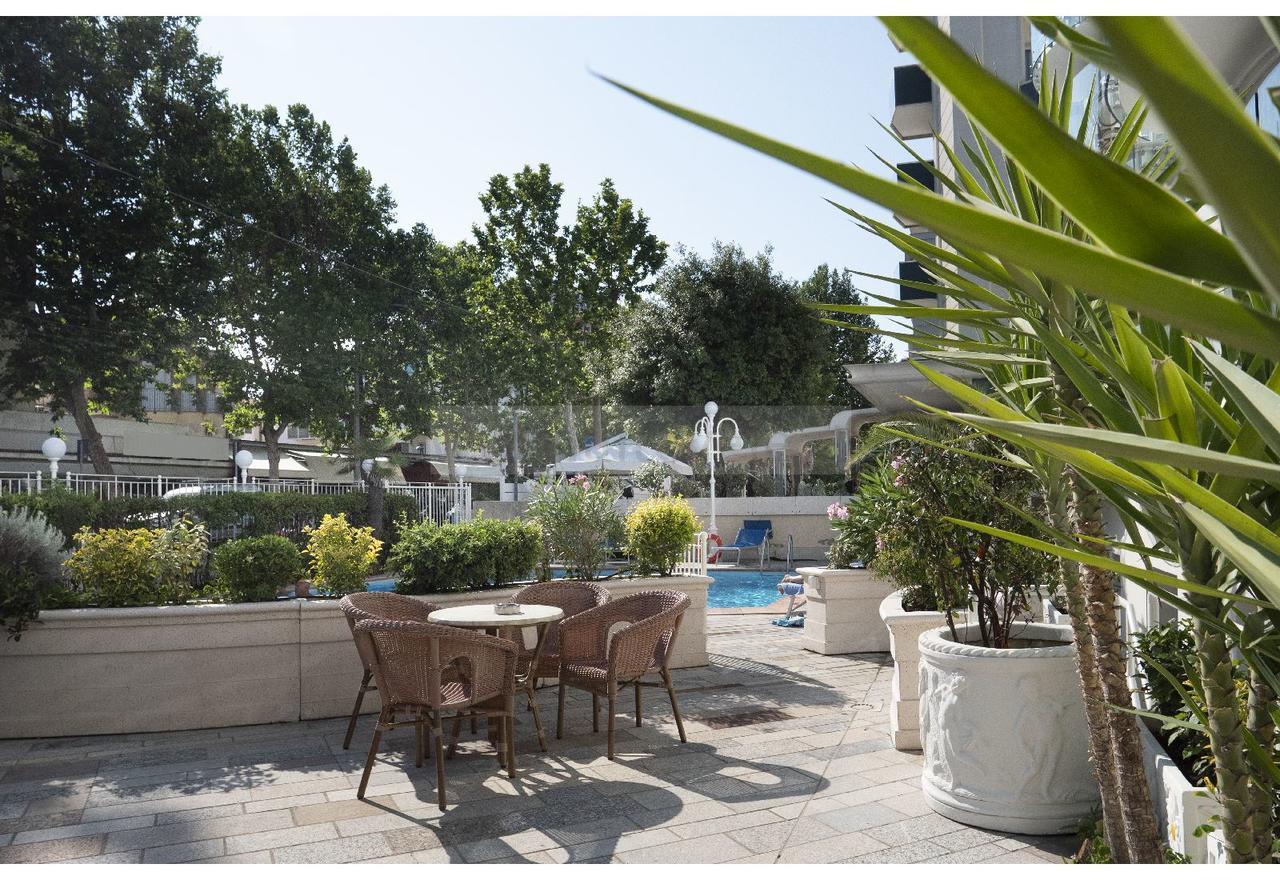 Hotel Ambassador Rimini Bagian luar foto