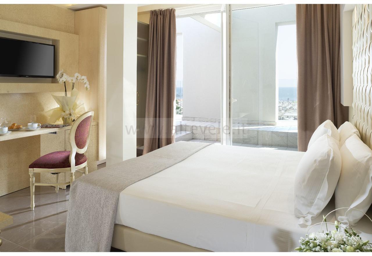 Hotel Ambassador Rimini Bagian luar foto