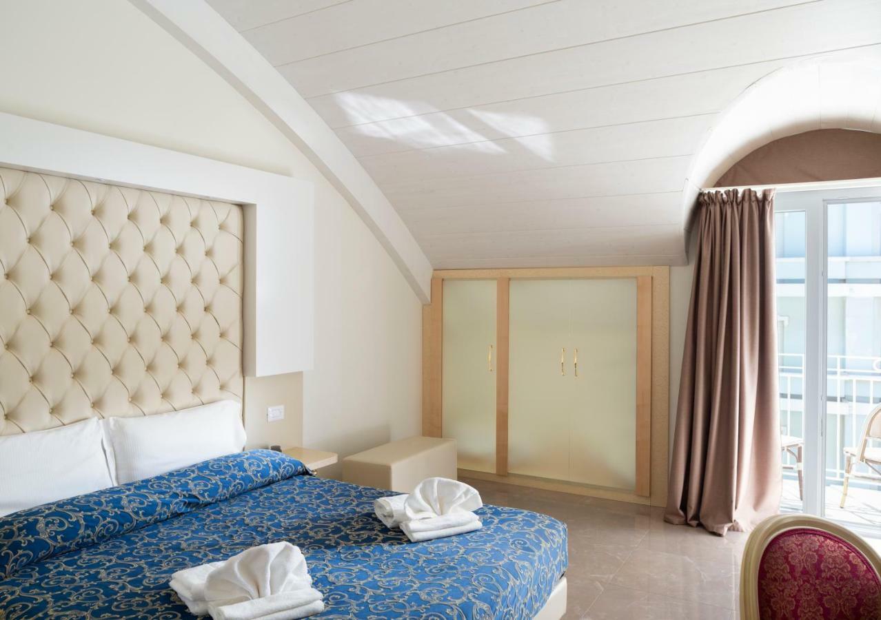 Hotel Ambassador Rimini Bagian luar foto